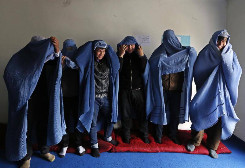 Hombres afganos marchan con burka por Kabul en defensa de los derechos de las mujeres