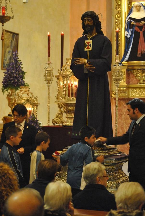 Santa paciencia en las colas para el besapiés