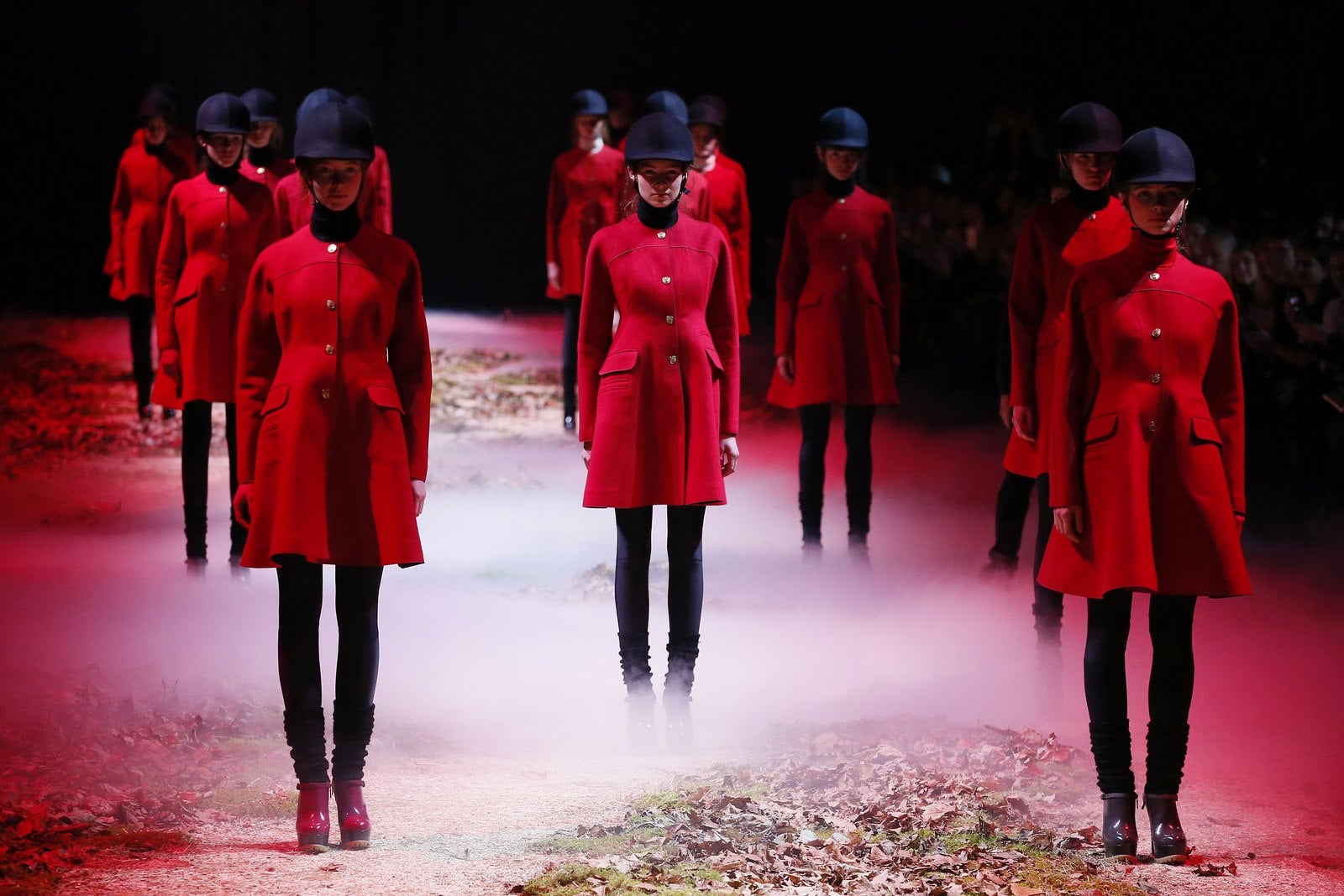 Modelos en el desfile de moda prêt-à-porter en París.