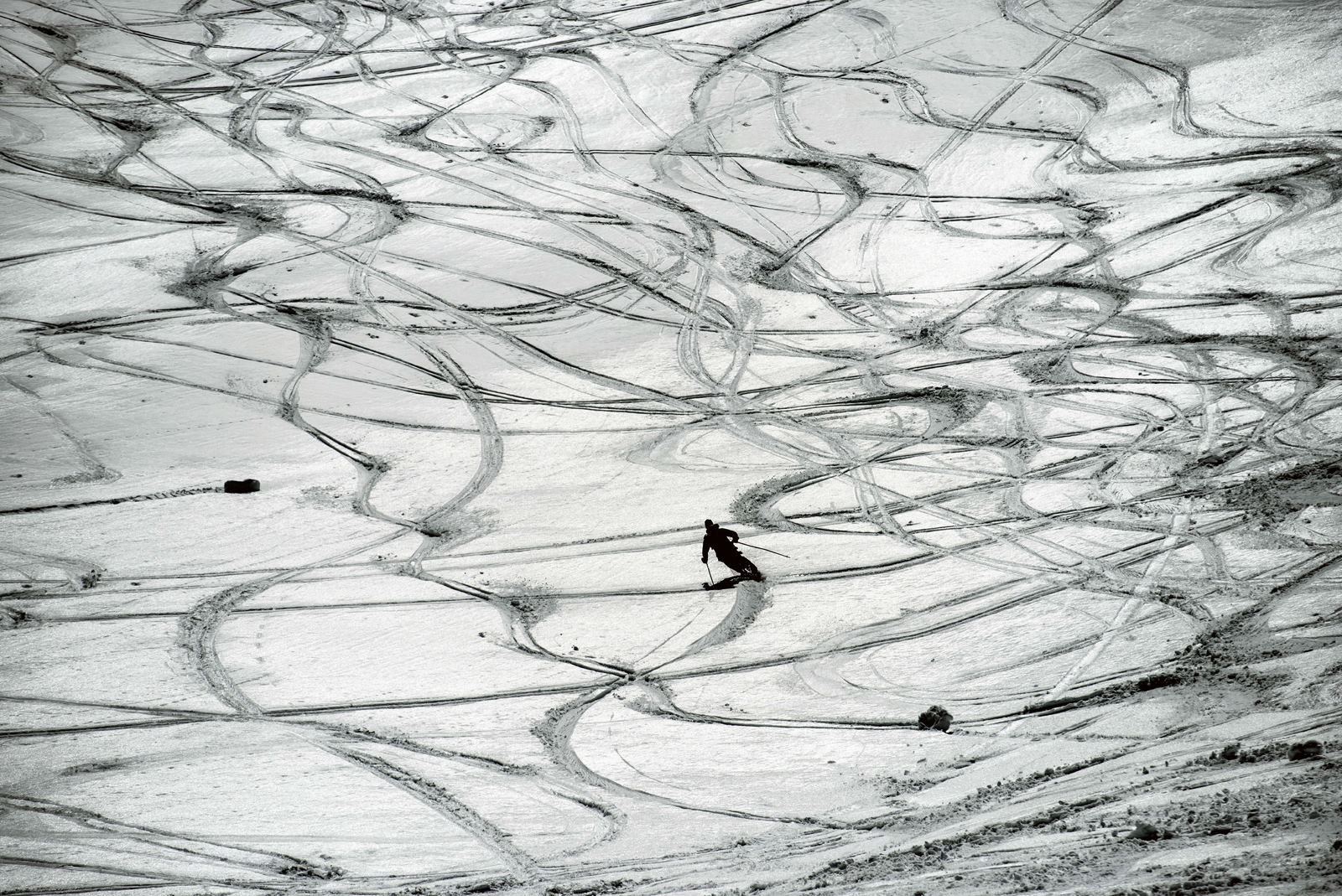Un esquíador se desliza en Les Sept Laux, Alpes franceses.