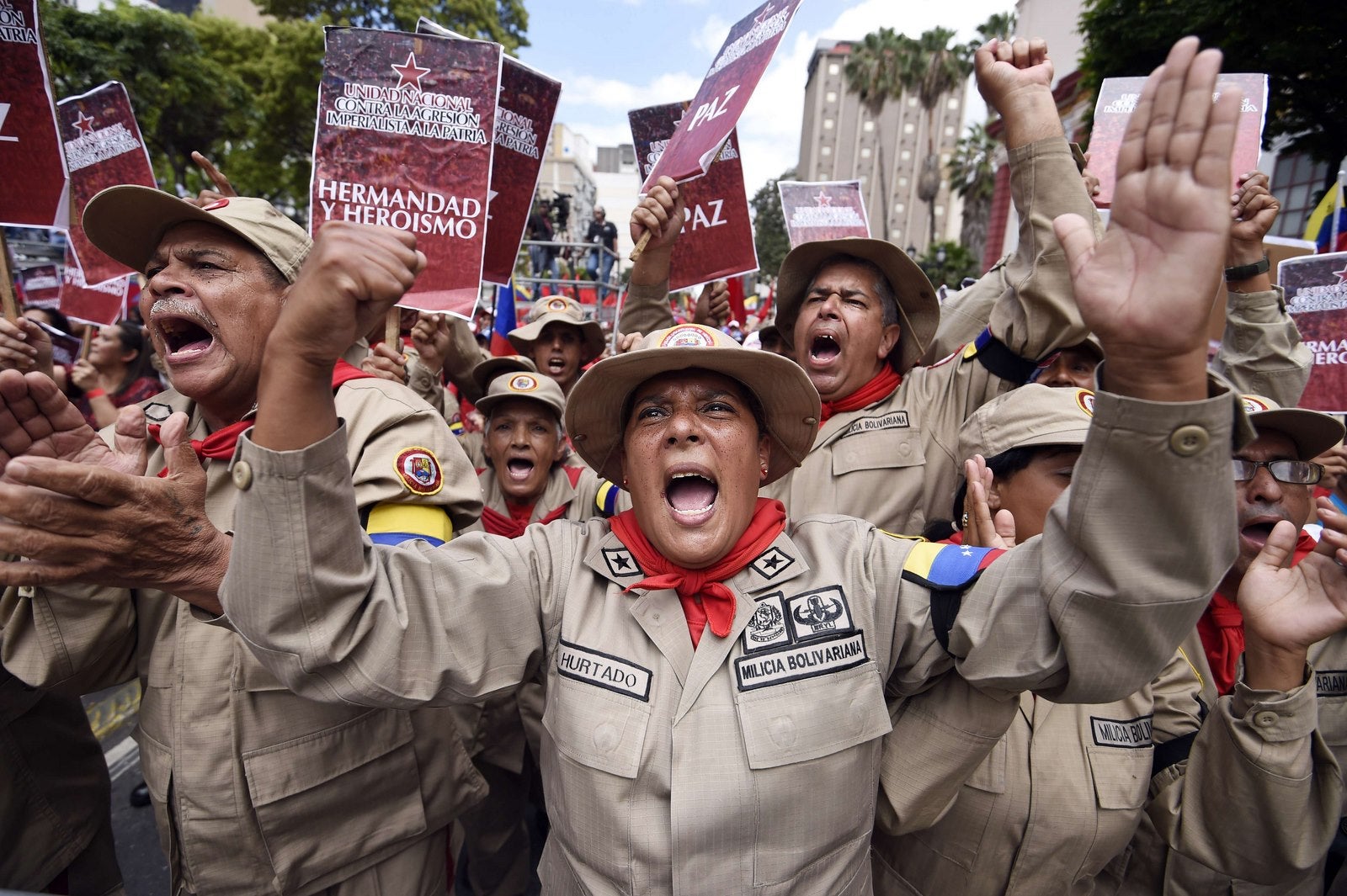 Miembros de las milicias bolivarianas gritan consignas durante la ceremonia en la que el presidente Nicolás Maduro recibió la ley poderes de decreto.