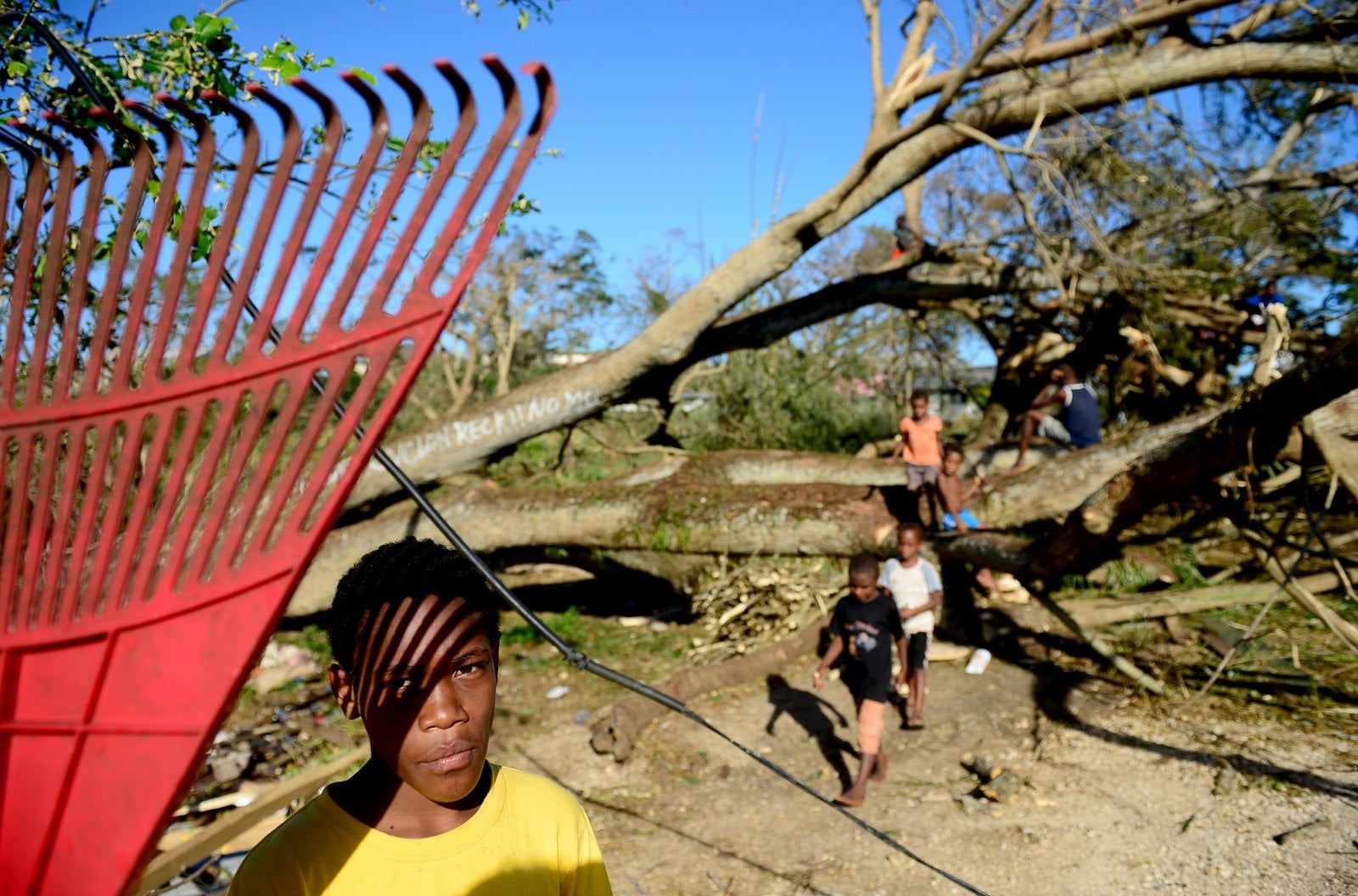 Los niños juegan entre los escombros de Port Vila de Vanuatu después de que el ciclón Pam arrasara la isla.