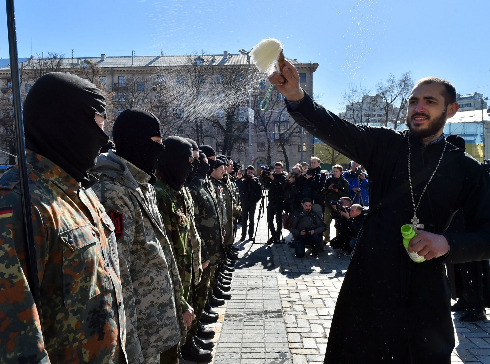 Un sacerdote bendice a los combatientes del batallón de voluntarios ucraniano Donbass.