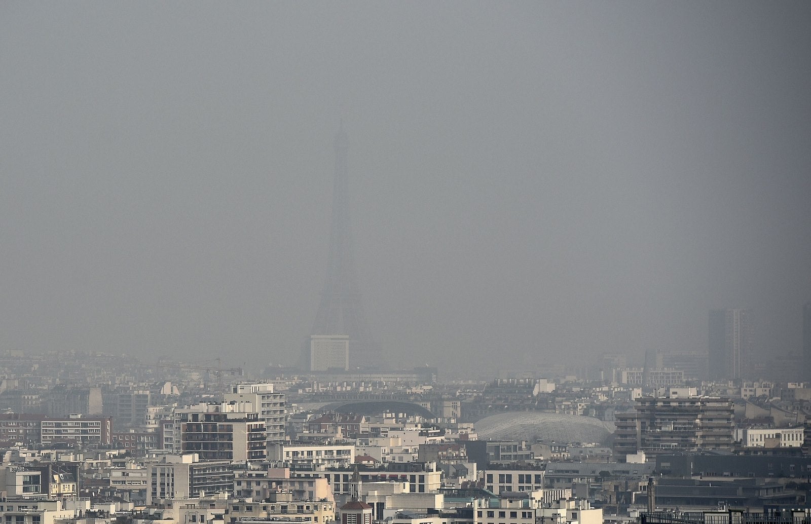 Una imagen muestra la torre Eiffel y los tejados de París a través de una neblina de contaminación.