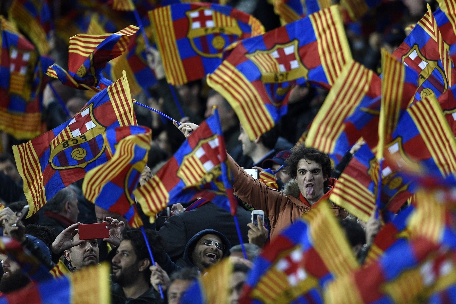 Seguidores del Barcelona ondean banderas durante la ronda de la UEFA.