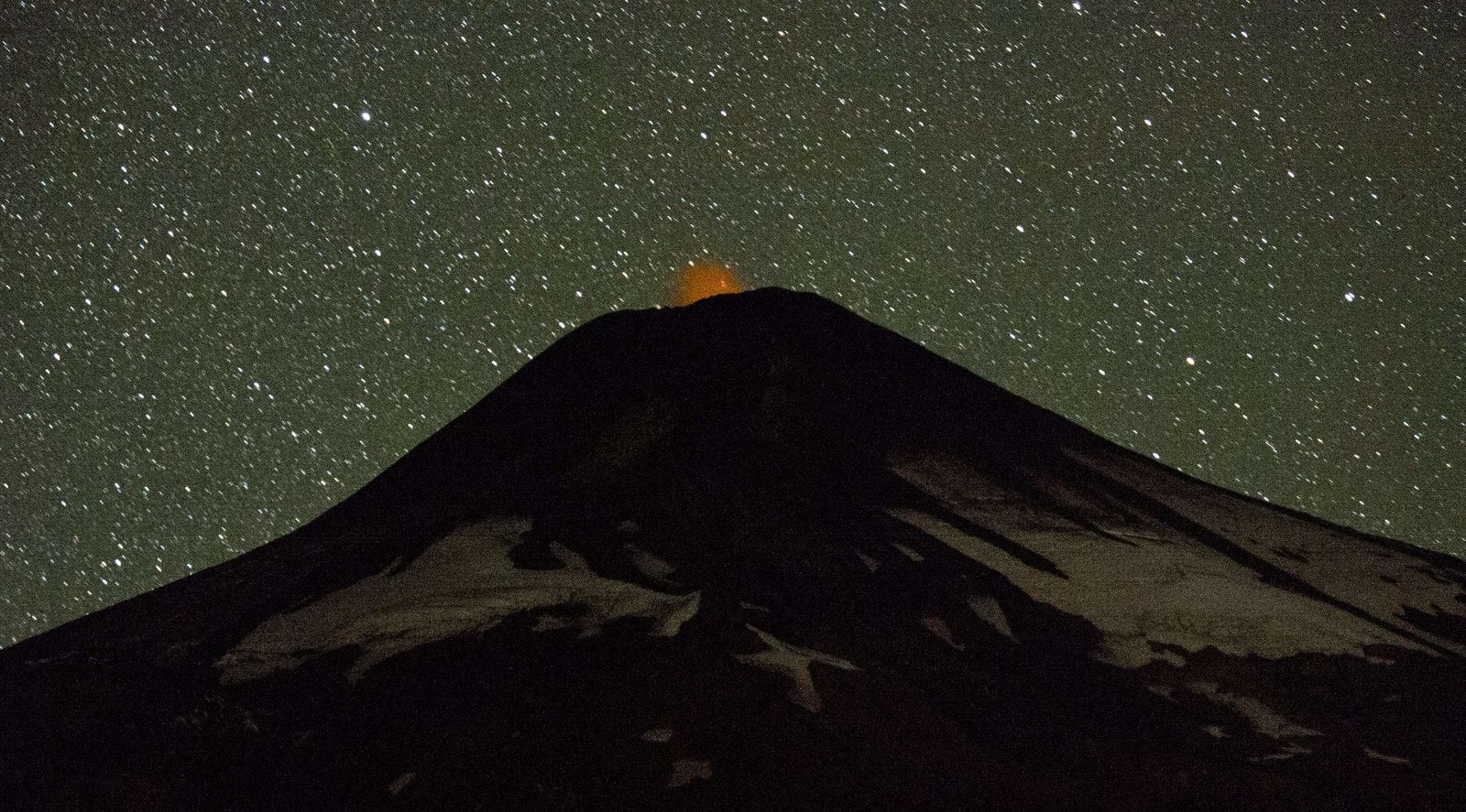 Volcán Villarrica mostrando signos de erupción, a unos 800 kilómetros al sur de Santiago.