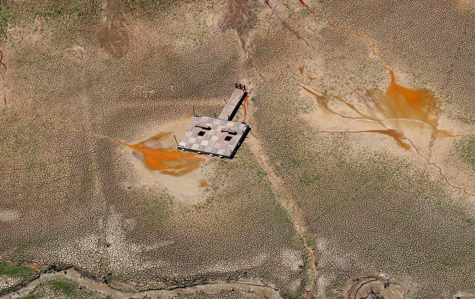 Pontones, que fueron utilizados anteriormente como un embarcadero flotante, se observan fisuras en el terreno de la presa Atibainha, durante una sequía en Nazare Paulista, estado de Sao Paulo.