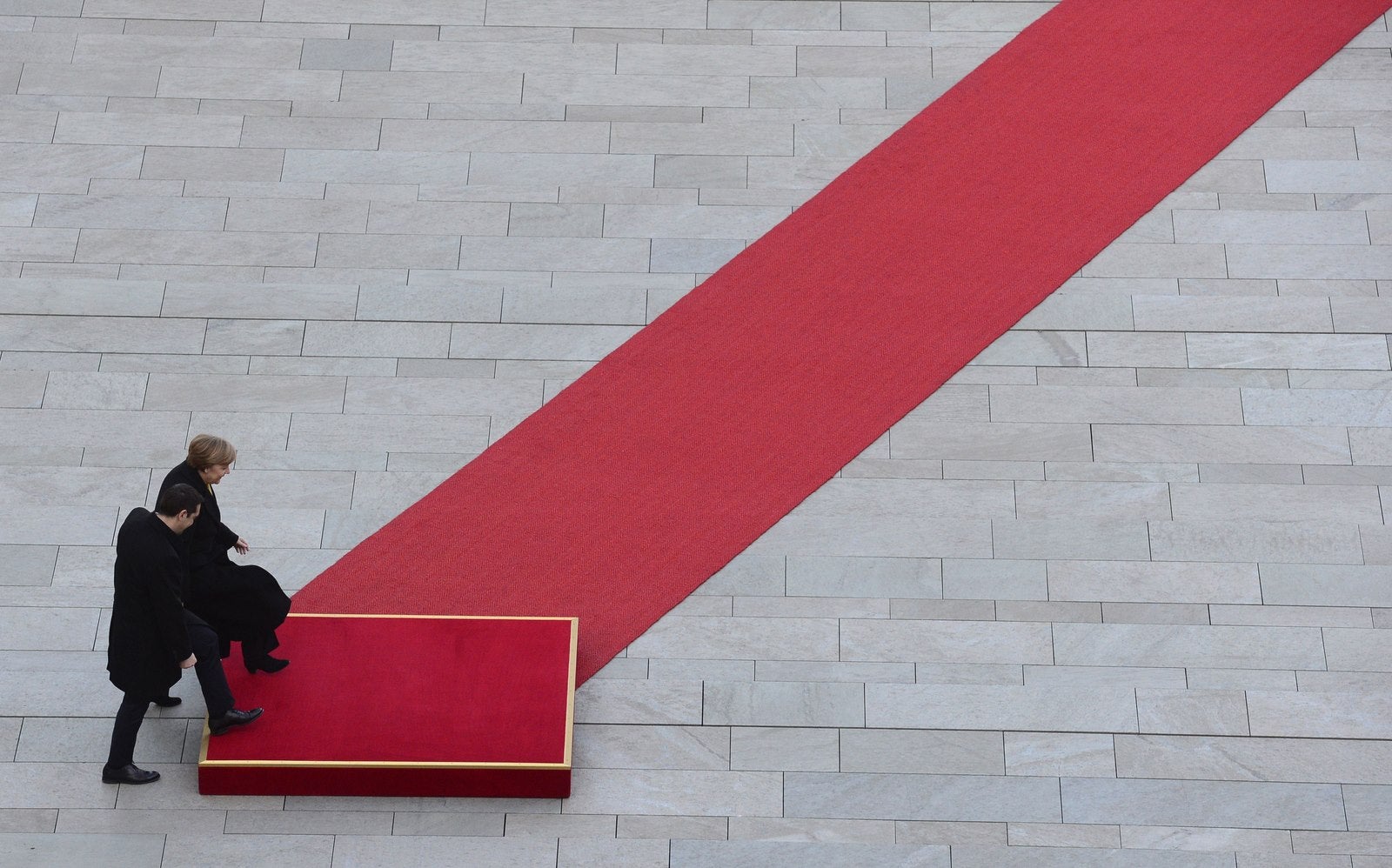 Angela Merkel y Alexis Tsipras asisten en una ceremonia en Berlín.