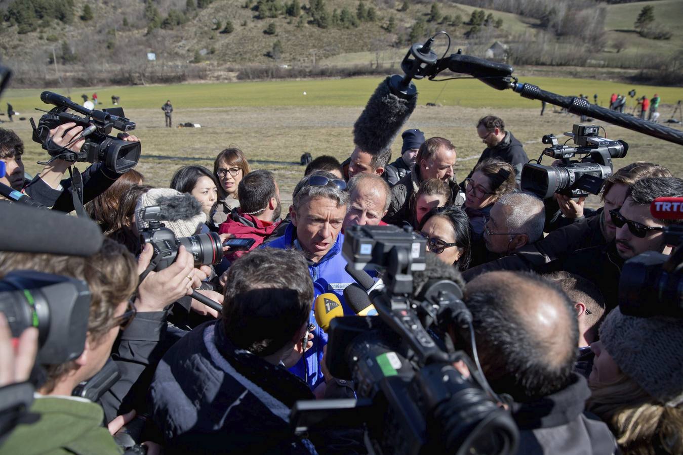 El director del equipo de rescate de montaña. SEYNE LES ALPES (FRANCIA). El director del equipo de rescate de montaña Olivier Cousin, responsable de la seguridad de los miembros del operativo de emergencia, atiende a los medios de comunicación en Seyne les Alps. Los servicios de rescate franceses llevan a cabo una nueva jornada de búsqueda para recuperar los restos del avión A320 de la compañía Germanwings.