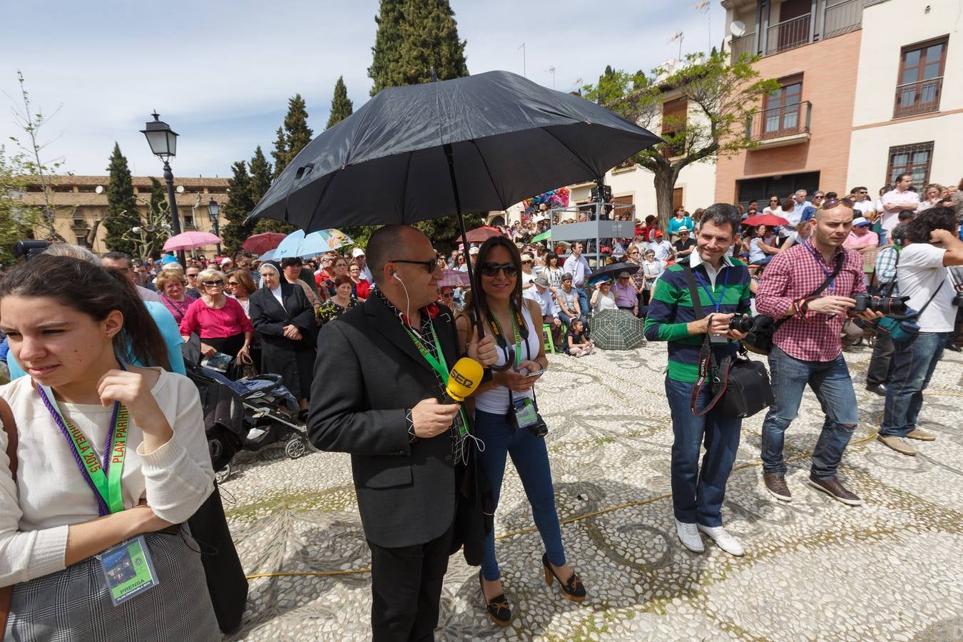 Miles de personas rezan por las tres gracias del Cristo de Favores de Granada