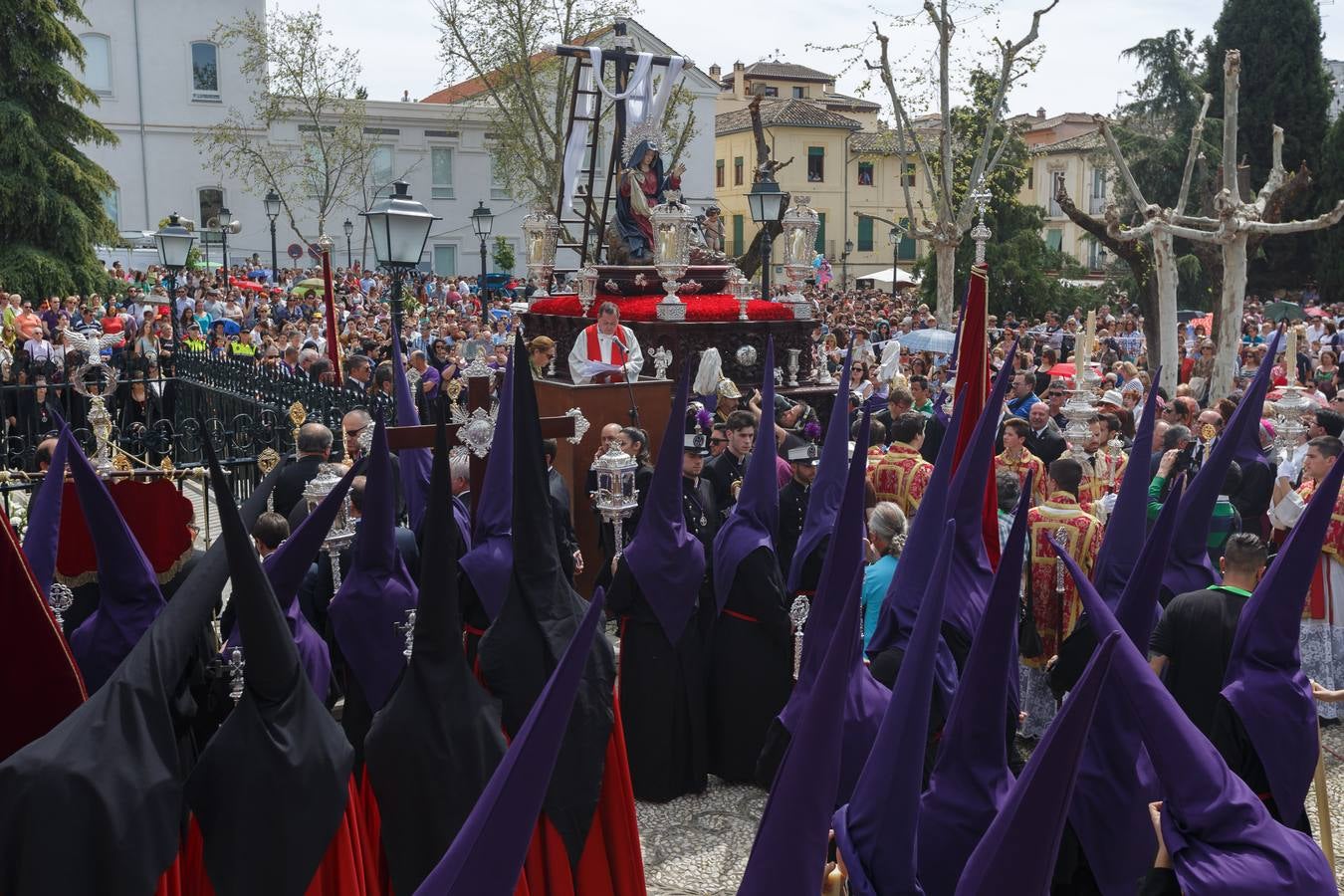 Miles de personas rezan por las tres gracias del Cristo de Favores de Granada