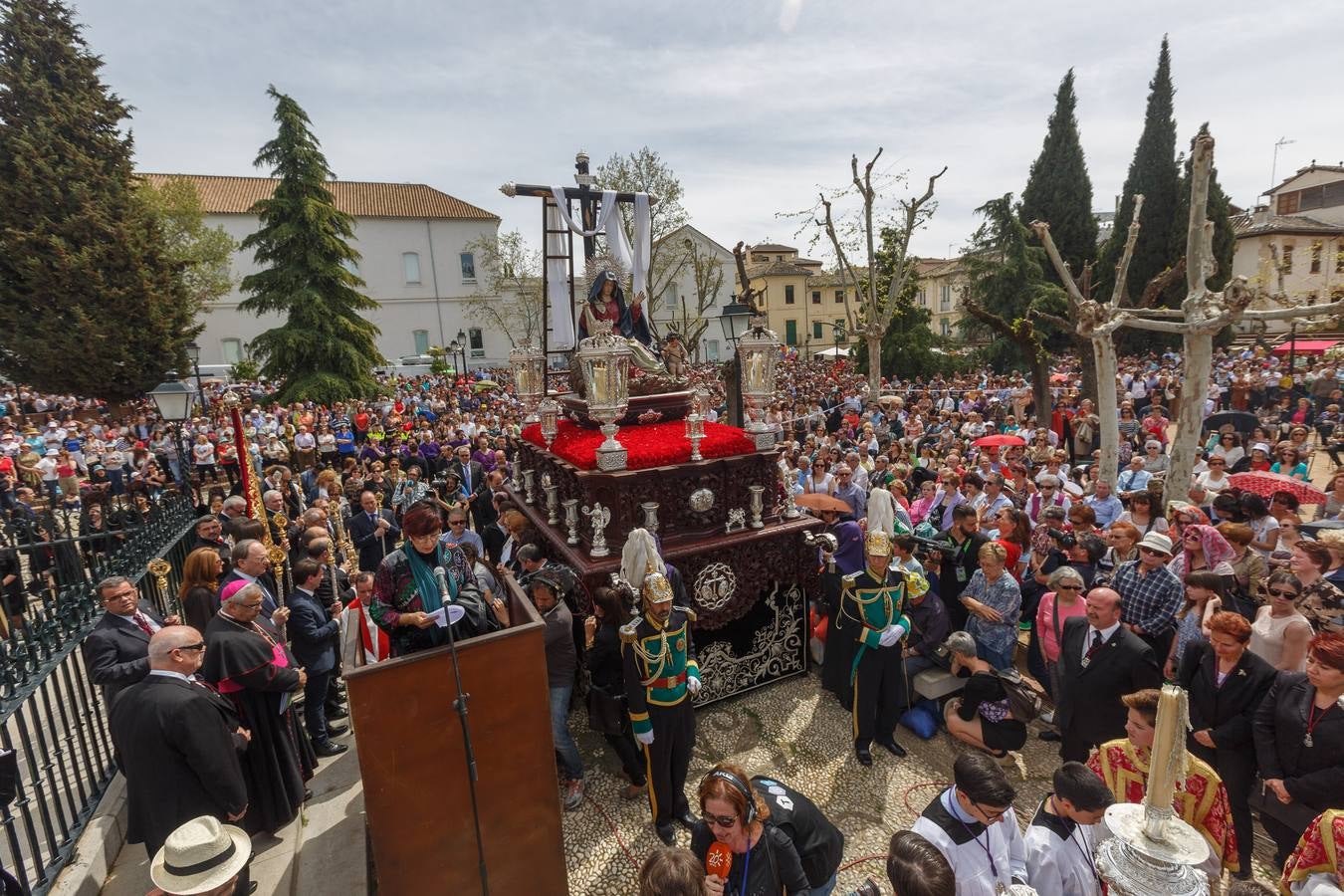 Miles de personas rezan por las tres gracias del Cristo de Favores de Granada