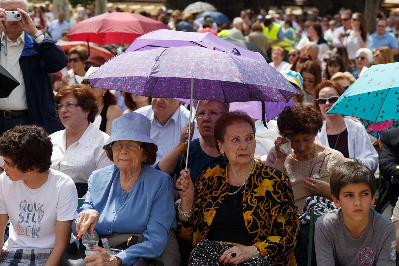 Miles de personas rezan por las tres gracias del Cristo de Favores de Granada