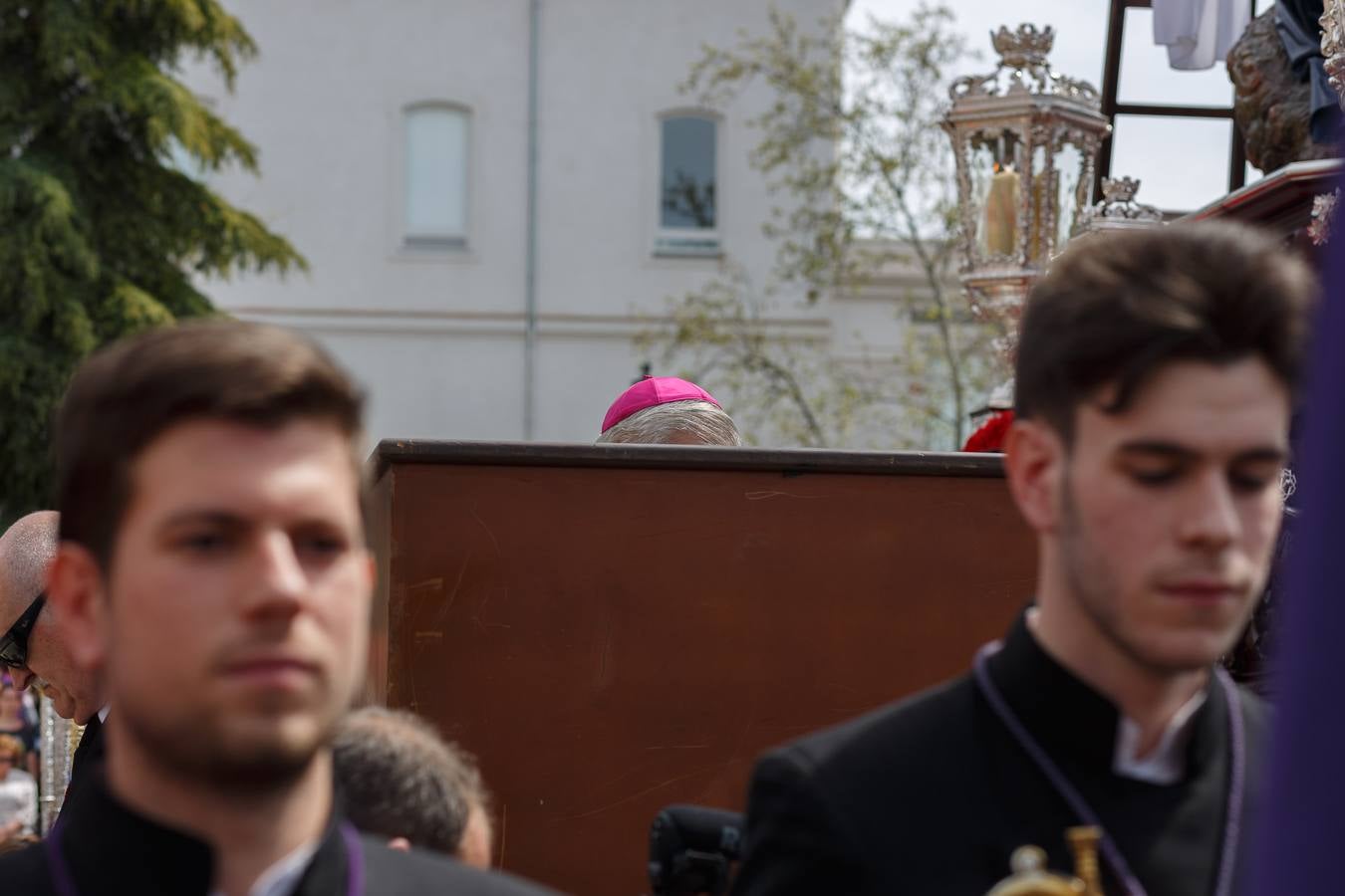 Miles de personas rezan por las tres gracias del Cristo de Favores de Granada