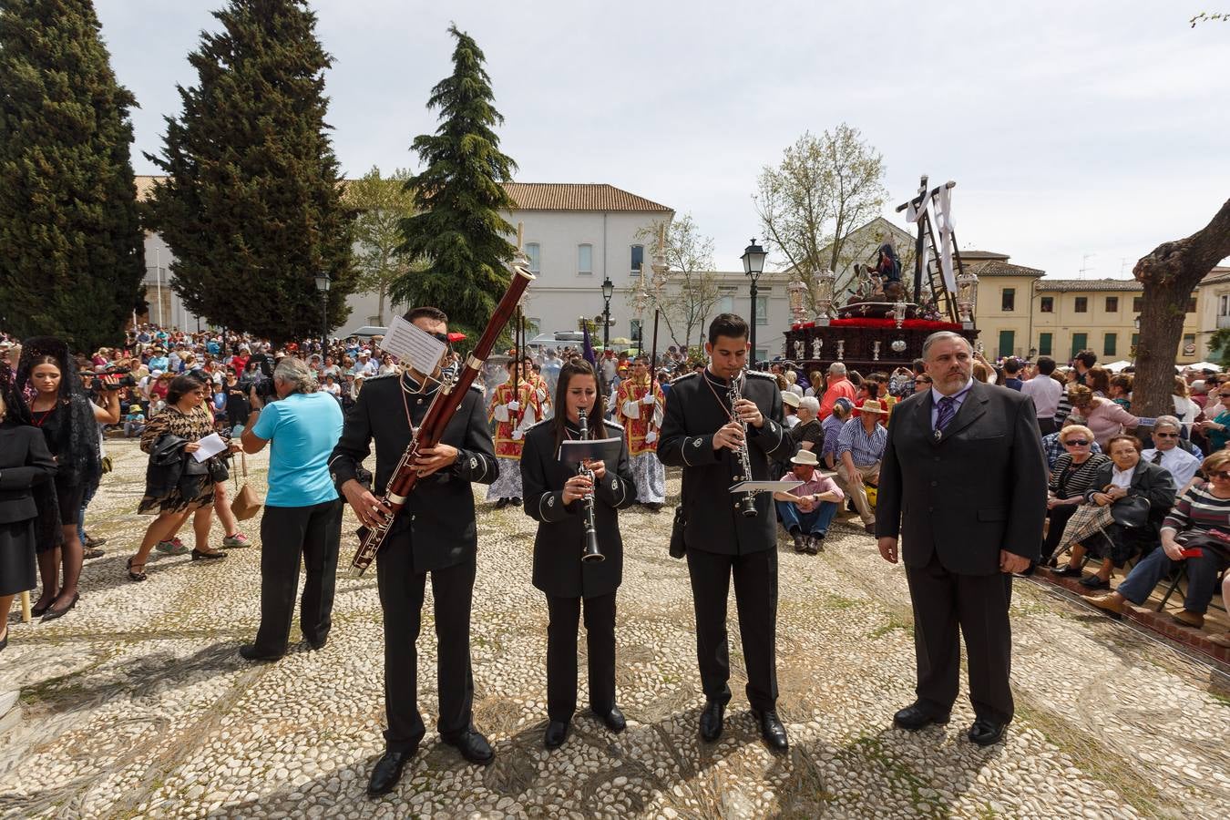 Miles de personas rezan por las tres gracias del Cristo de Favores de Granada