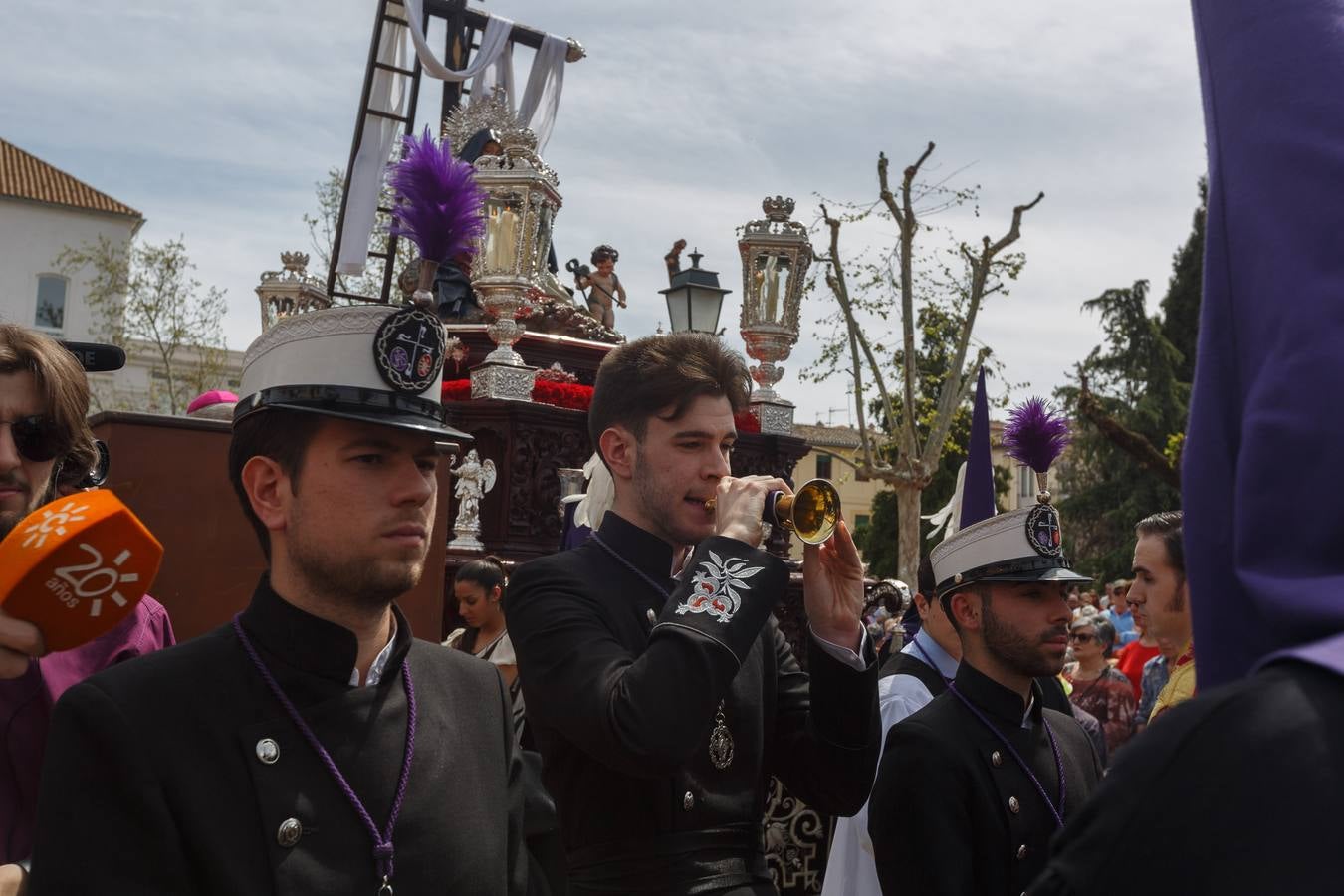 Miles de personas rezan por las tres gracias del Cristo de Favores de Granada