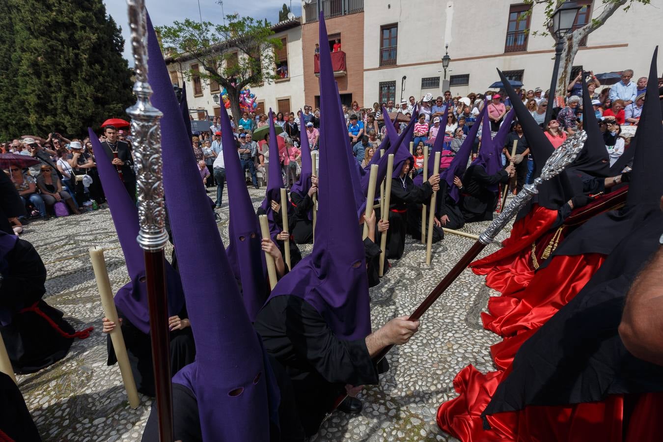 Miles de personas rezan por las tres gracias del Cristo de Favores de Granada