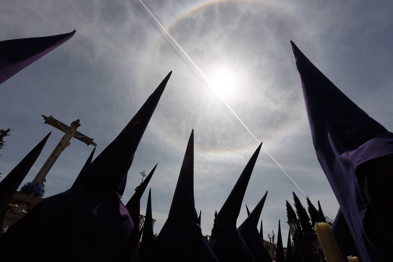 Miles de personas rezan por las tres gracias del Cristo de Favores de Granada