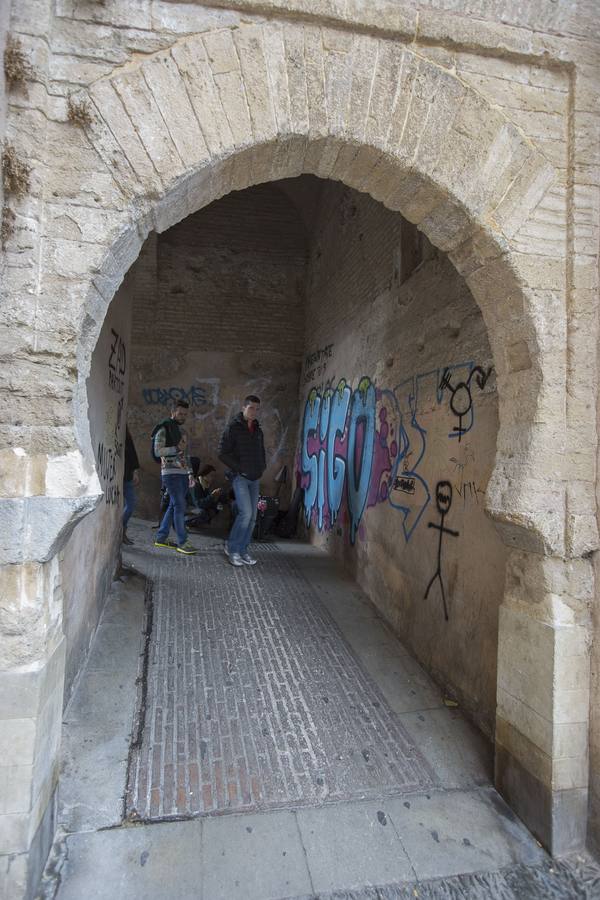 Nuevos grafitis en el Arco de las Pesas y Plaza Larga