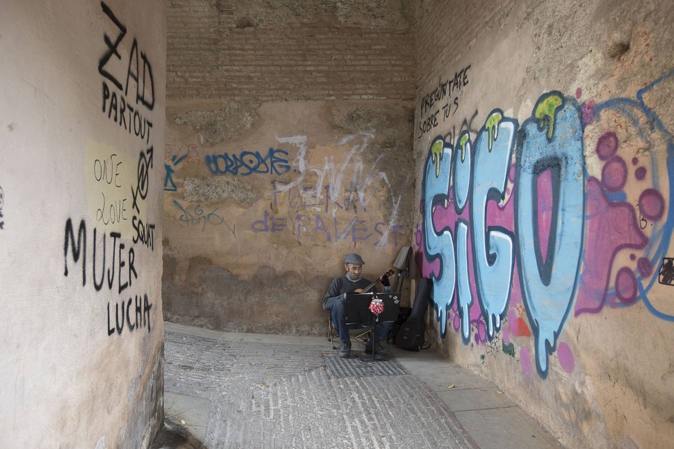 Nuevos grafitis en el Arco de las Pesas y Plaza Larga