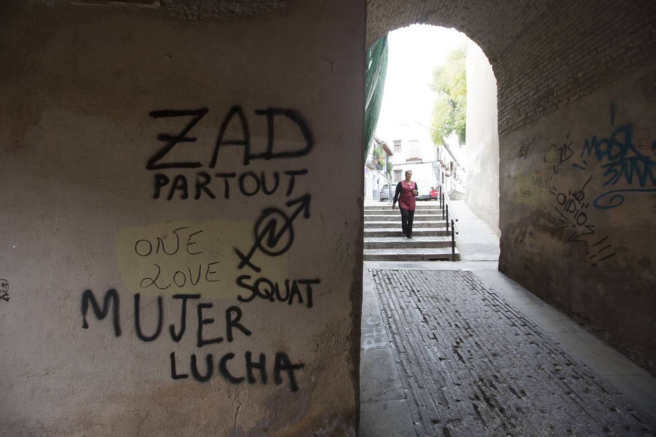 Nuevos grafitis en el Arco de las Pesas y Plaza Larga