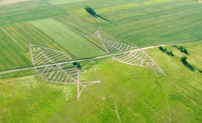 POLONIA Y UCRANIA. En la frontera de Polonia y Ucrania se celebra el festival artístico The Land Art Festival. En una de sus ediciones, el polaco Jaroslaw Kozyara quiso demostrar con una original obra el simbolismo de las fronteras entre estados.