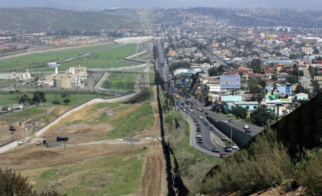 ESTADOS UNIDOS Y MÉXICO. La frontera más transitada del mundo. Cuenta con una longitud de 3185 kilómetros y es la que más cruces legales tiene en todo el planeta. La línea que divide a México y Estados Unidos pasa por cuatro estados norteamericanos y por seis mexicanos.