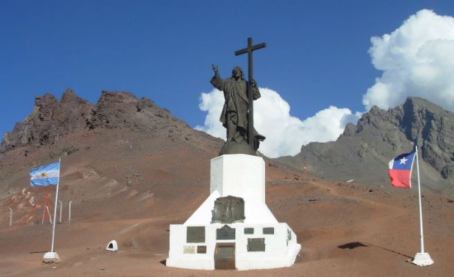 ARGENTINA Y CHILE. Una estatua de Jesucristo marca el punto fronterizo entre Argentina y Chile. Este Cristo se encuentra en lo alto de la Cordillera de los Andes, y es una señal de paz entre ambas naciones sudamericanas.