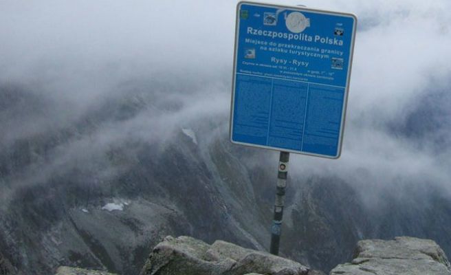 ESLOVAQUIA Y POLONIA. En el monte Rysy, justamente en las montañas Tatra, existe una marca que separa Eslovaquia y Polonia. Se trata de un cartel azul situado a 2.503 metros, en la cima.