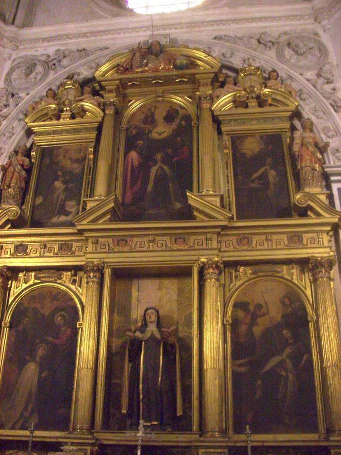 Otro lugar teresiano de capital importancia es el retablo de Santa Teresa en la girola de la Catedral de Granada. Fue realizado para acoger la talla regalada en 1617 por los Carmelitas de Los Mártires, cuando Teresa estaba beatificada pero todavía no era santa. Dicha talla centra el retablo y representa a la santa de pie, vestida con hábito de carmelita y en actitud de ir a escribir, mientras mira a lo alto recibiendo inspiración. Alrededor de ella, Gaspar Guerrero trazó el retablo y el hermano Adriano, carmelita de Córdoba, pintó cinco escenas hagiográficas de Teresa, destacando arriba su éxtasis en compañía de los santos Pedro y Pablo, así como la Trinidad en un rompimiento de gloria. Otros muchos cuadros que retratan a la santa se reparten por la ciudad. Desde la capilla del Colegio San Bartolomé hasta la preciosa Transverberación del monasterio de Santa Catalina del Realejo, pasando por el impresionante lienzo de Manuel Gómez Moreno.