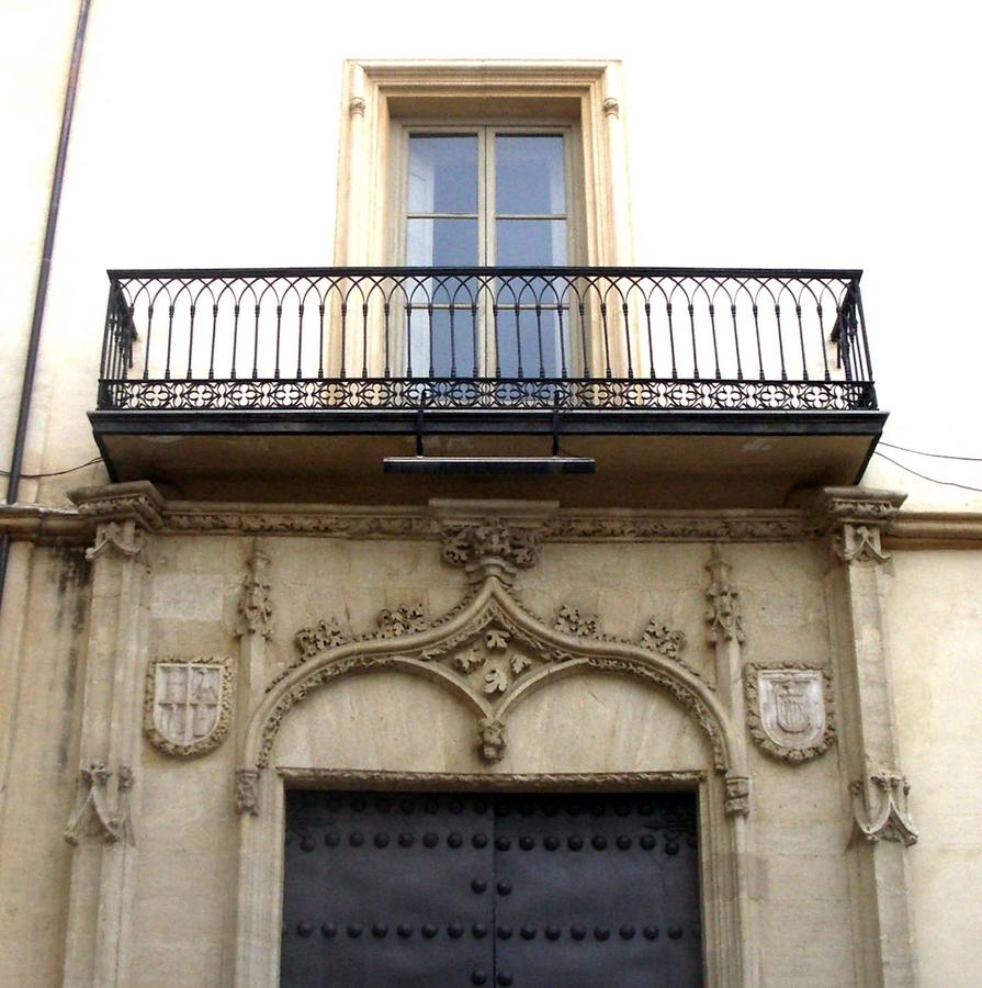 El palacio de Abrantes seguramente fue la primera sede de las Carmelitas Descalzas de Santa Teresa en Granada. Desde Beas de Segura, Teresa se sintió incapaz de venir a fundar a Granada. Así es que envió a su fiel ayudante con unas cuantas de sus más fieles colaboradoras. Tras su parada en Deifontes, en enero de 1582, y otras vicisitudes por la negativa arzobispal, fue Ana de Peñalosa la que ofreció hospitalidad a Ana de Jesús, la coadjutora de Teresa, que junto a las otras monjas de Beas venían a Granada con mandato de la santa de fundar un cenobio carmelitano. Los escudos de Peñalosa y de Bobadilla todavía se ven en la fachada goticista de este palacete granadino, junto al Corral del Carbón. Luego las monjas pasaron a otra casa de la Calle Elvira, donde permanecieron unos años.