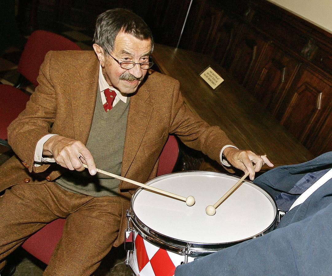 Günter Grass, en su ciudad natal, Gdansk, celebrando su 80 cumpleaños tocando un tambor, como guiño a su novela 'El tambor de hojalata'.