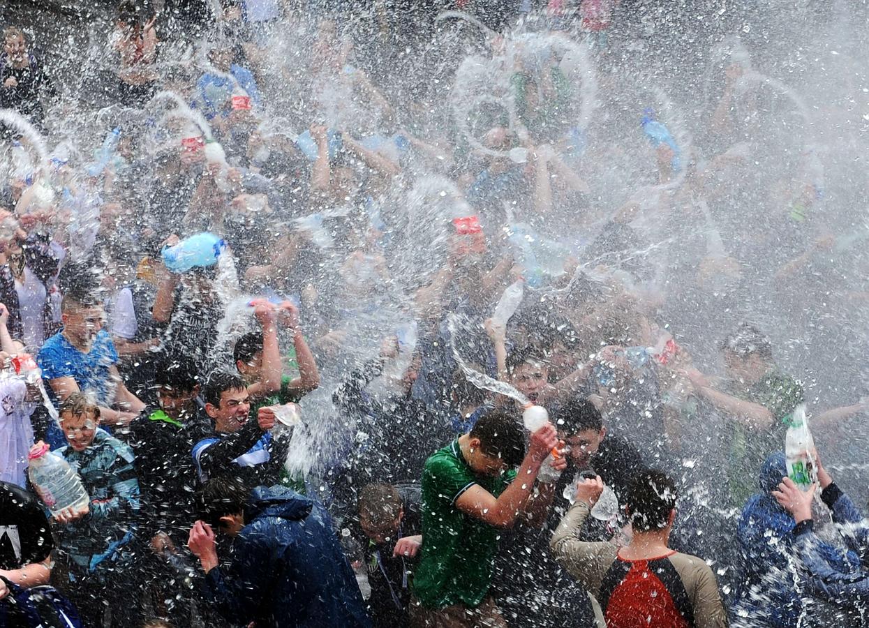 Gente rocían agua sobre unos a otros en la ciudad ucraniana occidental de Lviv en la celebración de la Mojada lunes, una tradición cristiana de Ucrania celebran el primer día después de la Pascua ortodoxa.