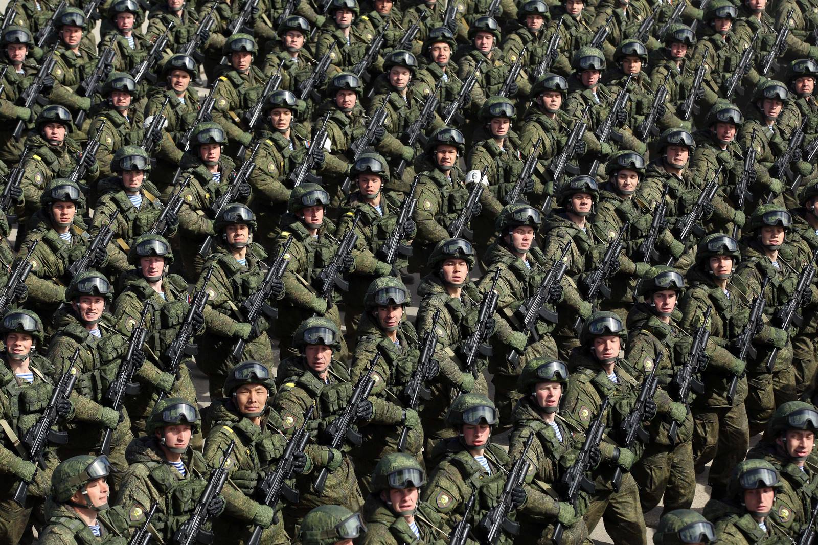 Soldados rusos marchan durante un ensayo del Desfile del Día de la Victoria en Alabino, a las afueras de Moscú.