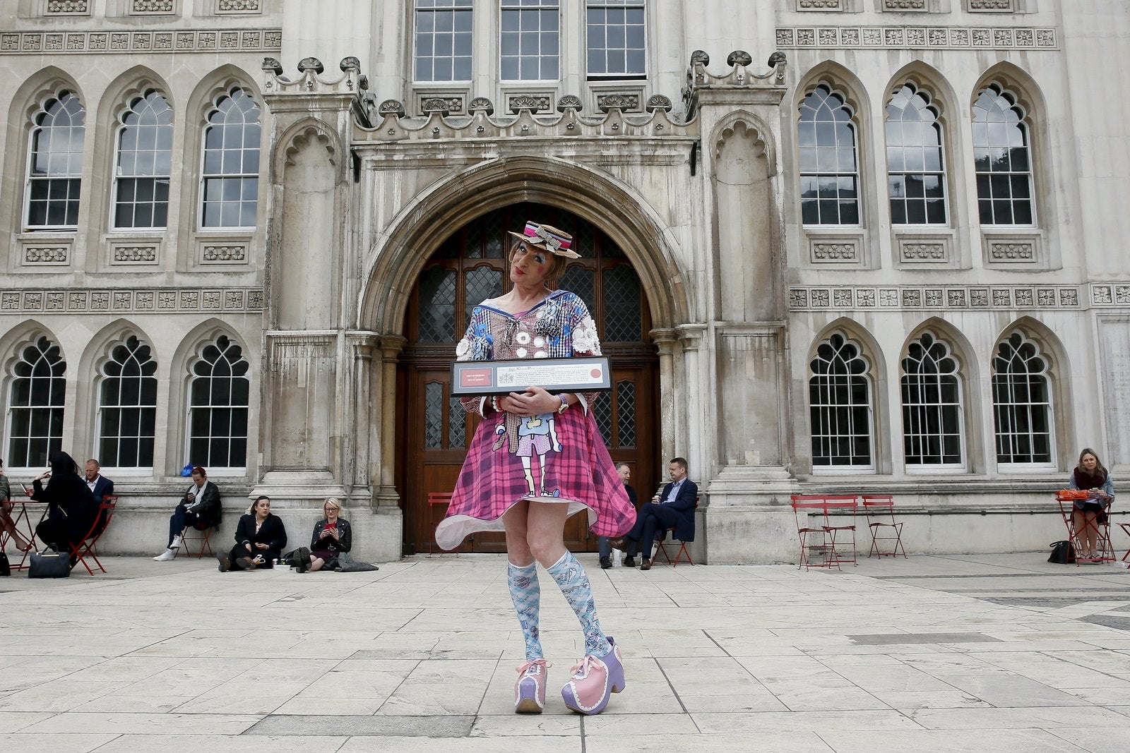 Artista Grayson Perry posa con su pergamino después de recibir la Libertad de la ciudad de Londres en el Guildhall.