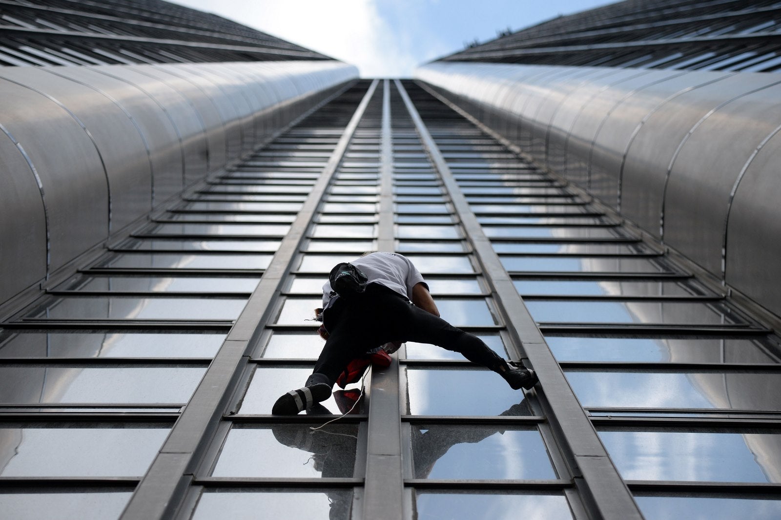 Alain Robert, el escalador urbano francés apodado Spiderman, sube el 210m (689 pies) Tour Montparnasse rascacielos, París.