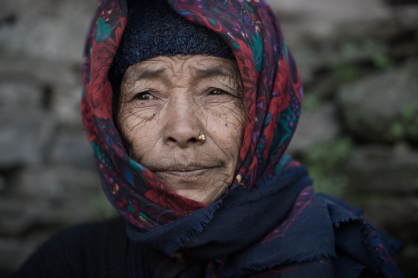 Aldeano sentado frente a su casa destruida en el pueblo de Barpak en el centro norte de Nepal.