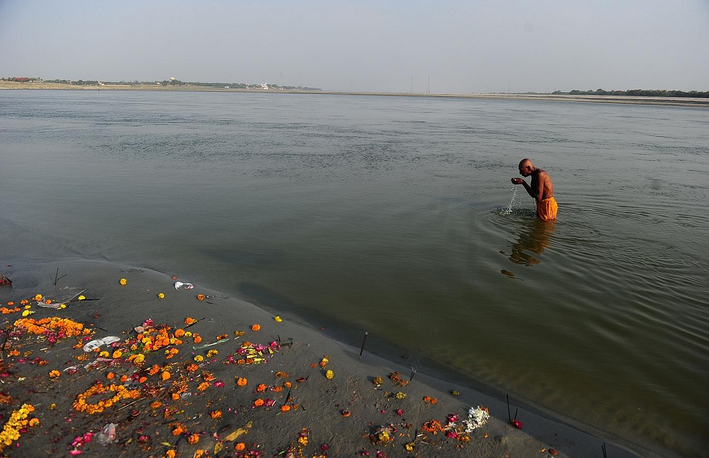 Un devoto hindú bebe las aguas del Sangam, la confluencia de los ríos Ganges, Yamuna y Saraswati mítica en Allahabad.