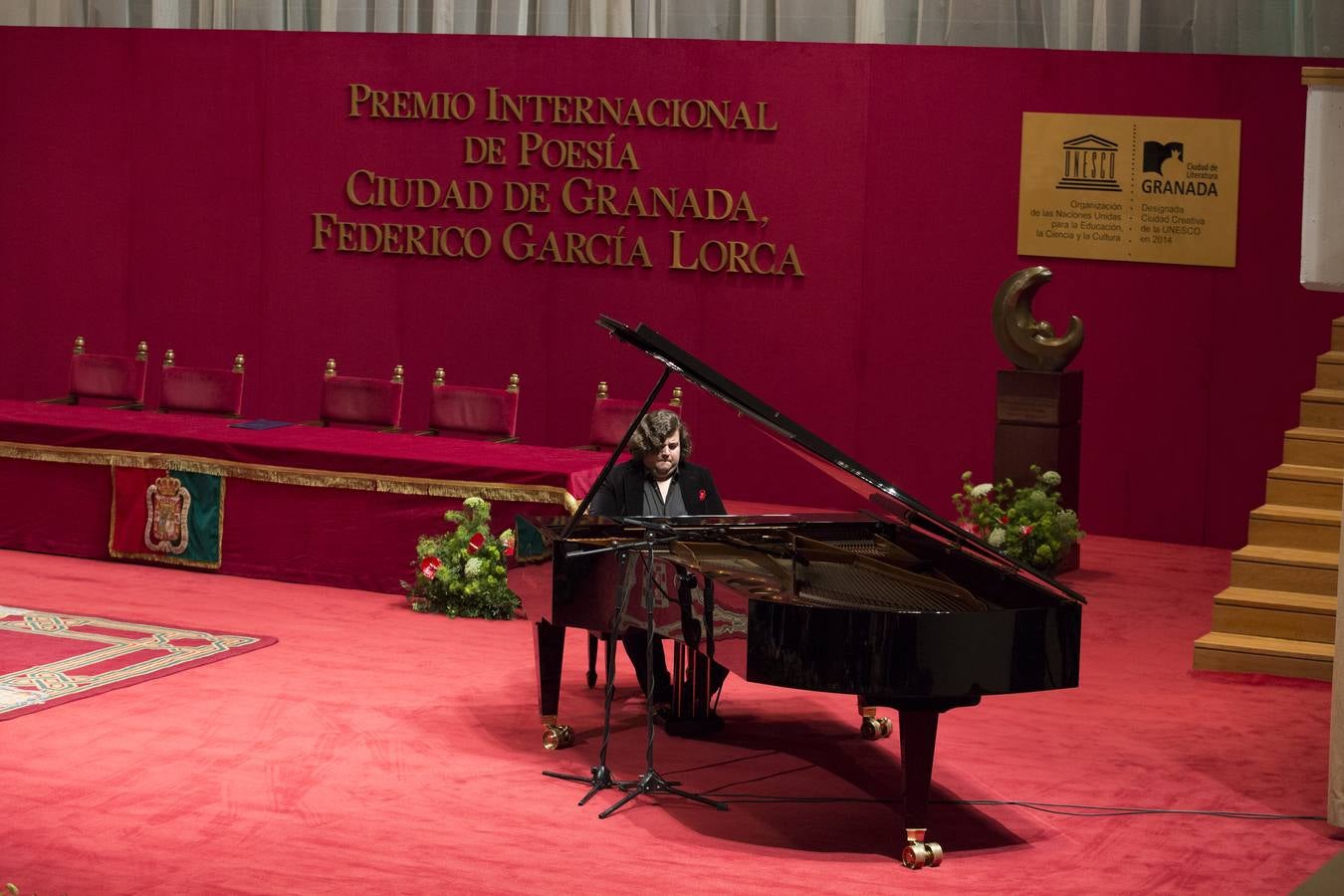 Guillén reivindica el &quot;tono elegíaco&quot; de la poesía, que se alimenta del &quot;tiempo&quot;