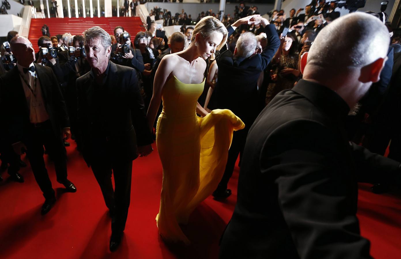 Charlize Theron deslumbra a la alformbra roja del Festival de Cannes