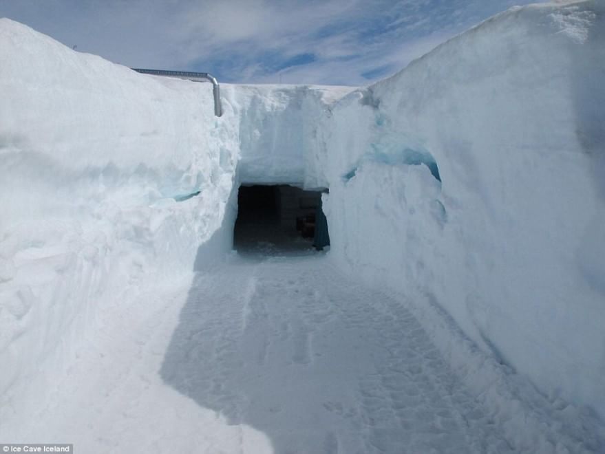 Islandia enseña la cueva de hielo artificial más grande del mundo