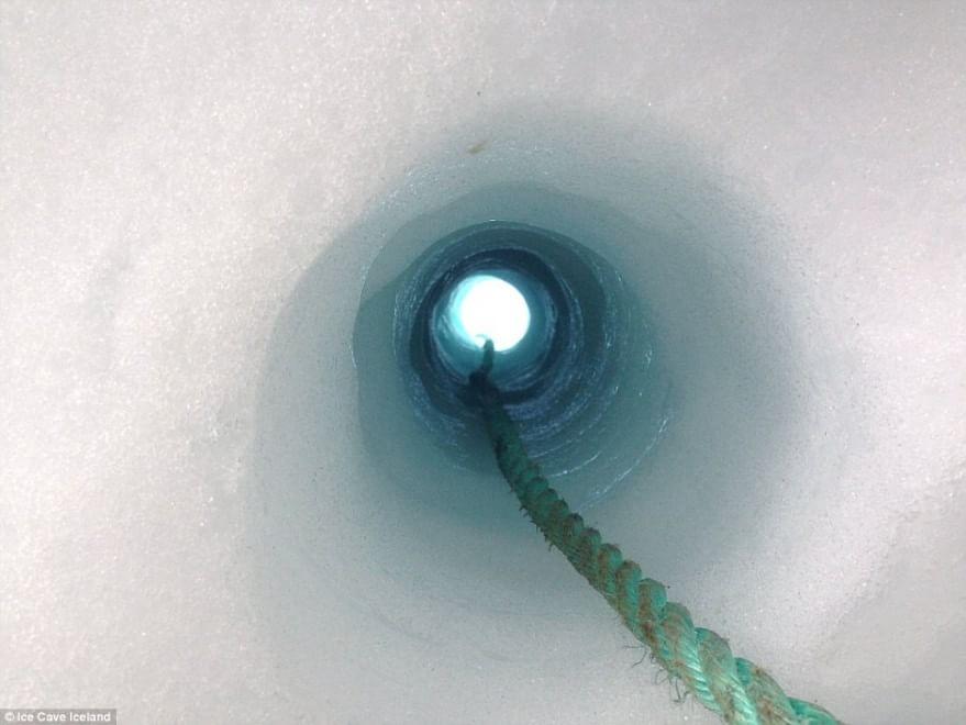 Islandia enseña la cueva de hielo artificial más grande del mundo