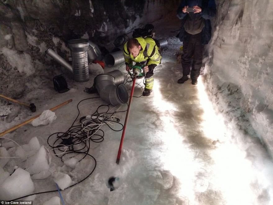 Islandia enseña la cueva de hielo artificial más grande del mundo