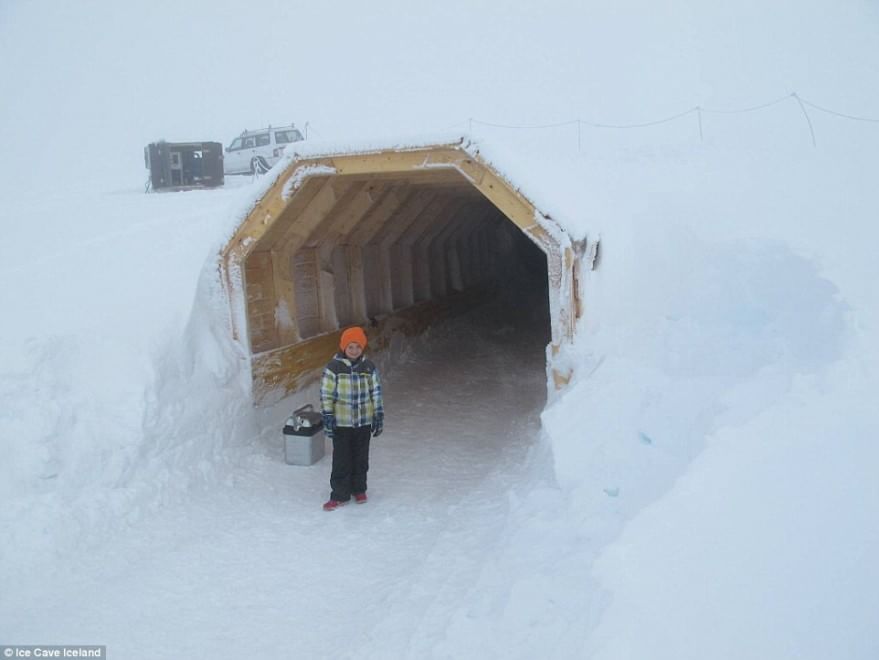 Islandia enseña la cueva de hielo artificial más grande del mundo