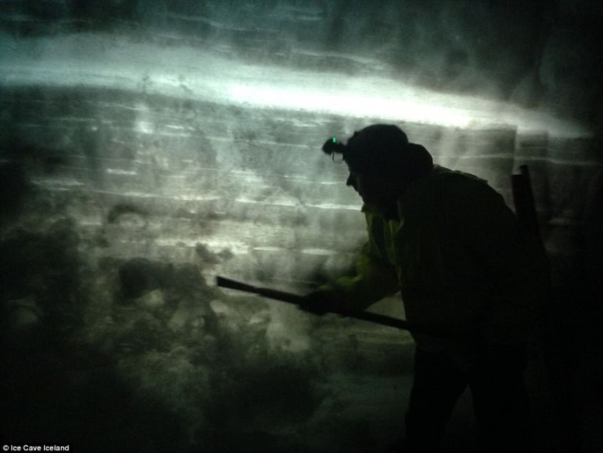 Islandia enseña la cueva de hielo artificial más grande del mundo