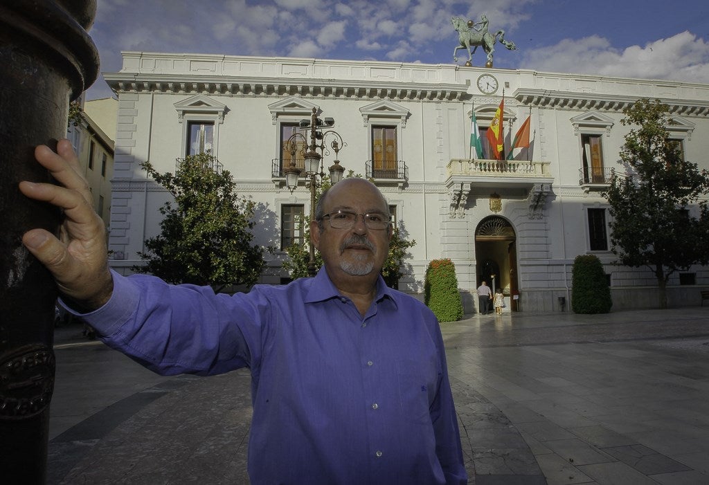 Luis de Haro Rossi (Vamos Granada). Edad: 44 años.Nacido en: Granada.Formación: Licenciado en Ciencias Policiales y Diplomado en Ciencias QuímicasÚltimo cargo: Comisario Principal Honorario de la Policía Nacional.