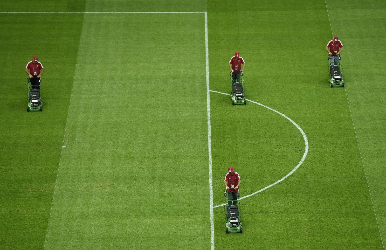 Preparan el terreno de juego, en la víspera del partido de fútbol final de la UEFA Europa League entre el FC Dnipro Dnipropetrovsk y el Sevilla FC en el estadio Narodowy de Varsovia, Polonia.