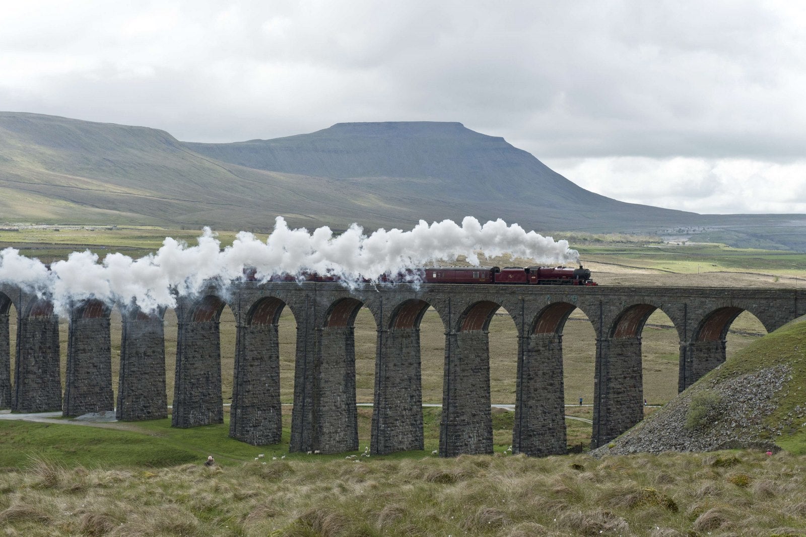 El tren de vapor Dalesman en el parque nacional de Yorkshire Dales, cerca de Ingleton, norte de Inglaterra.
