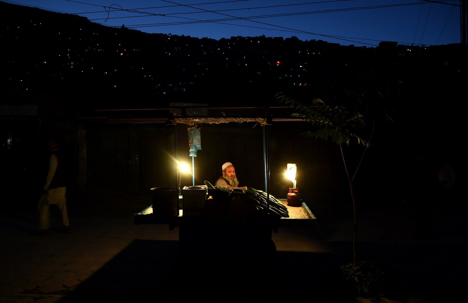 Vendedor de pepinos junto a una carretera en Kabul.