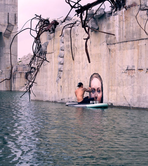 Espectaculares pinturas de mujeres realizadas sobre una tabla de surf